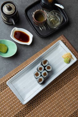 ton balığı maki sushi roll ile arka plan
