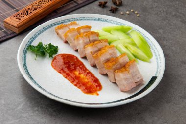 Gevrek Oriental Kızartma domuz yağı ile gri adam