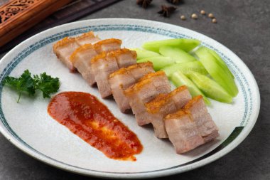 Gevrek Oriental Kızartma domuz yağı ile gri adam