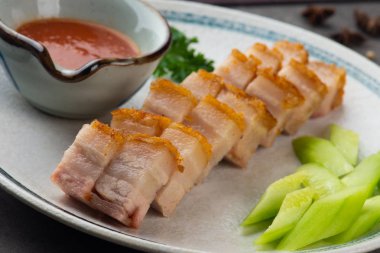 Gevrek Oriental Kızartma domuz yağı ile gri adam