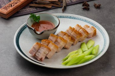 Gevrek Oriental Kızartma domuz yağı ile gri adam