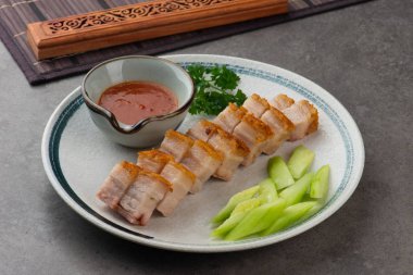 Gevrek Oriental Kızartma domuz yağı ile gri adam