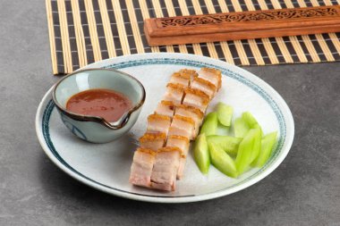 Gevrek Oriental Kızartma domuz yağı ile gri adam