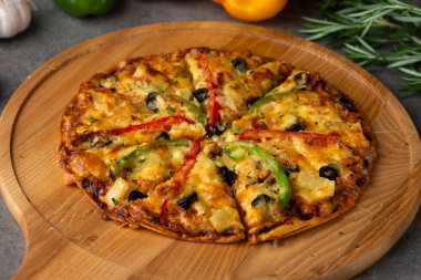 Domates taze pizza. Gri bir arka plan üzerinde