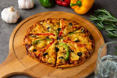 Domates taze pizza. Gri bir arka plan üzerinde