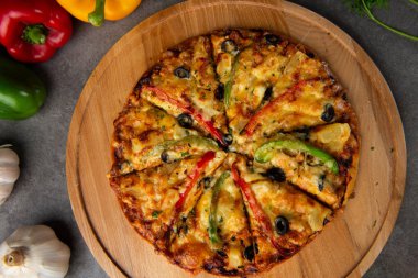Domates taze pizza. Gri bir arka plan üzerinde
