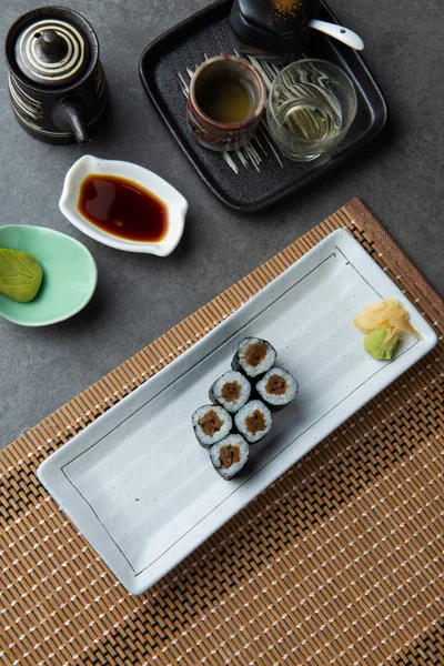 Thunfisch Maki Sushi Rolle Mit Hintergrund — Stockfoto