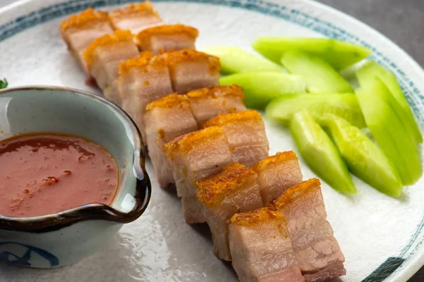 Crispy Oriental Roast Pork Belly Con Fondo Gris —  Fotos de Stock