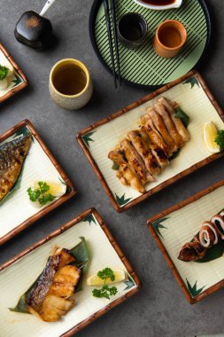 arka plan ile ayarla teriyaki çeşitli Japon ızgara