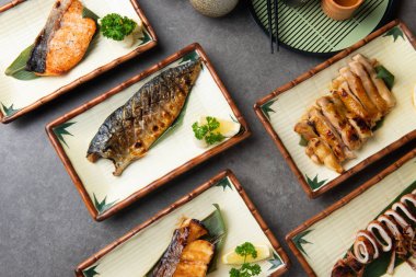 arka plan ile ayarla teriyaki çeşitli Japon ızgara