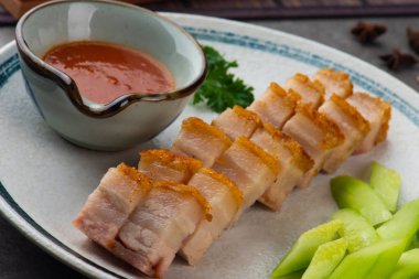 Çince gevrek domuz zemin üzerine kavrulmuş