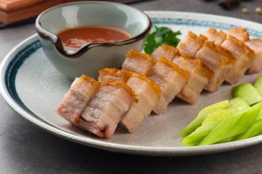 Çince gevrek domuz zemin üzerine kavrulmuş