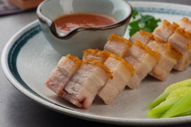 Çince gevrek domuz zemin üzerine kavrulmuş