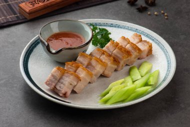 Çince gevrek domuz zemin üzerine kavrulmuş