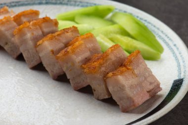 Çince gevrek domuz zemin üzerine kavrulmuş