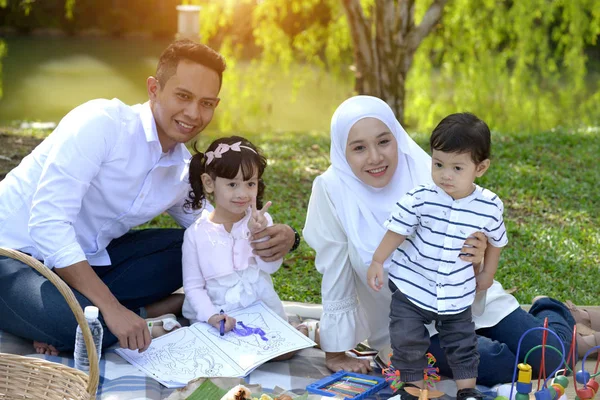 Malay Aile Kaliteli Zaman Vasıl Belgili Tanımlık Park Zevk — Stok fotoğraf