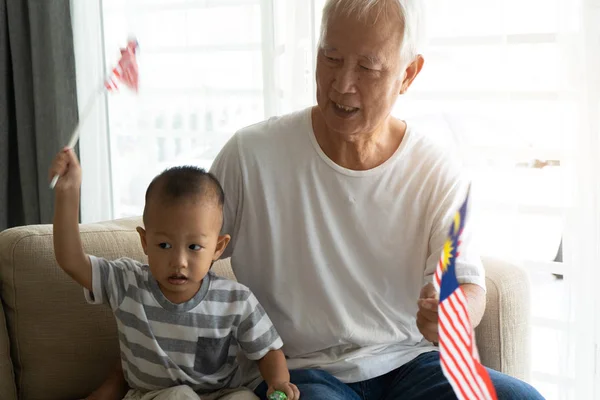 Grootvader Gradson Houden Van Maleisië Vlag Tijdens Nationale Feestdag — Stockfoto