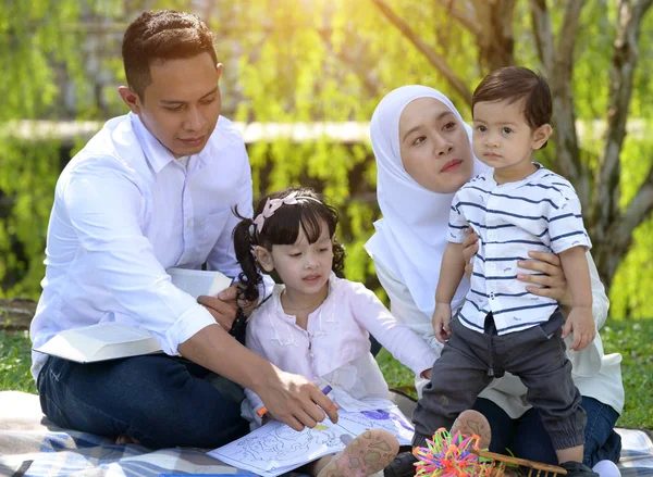 Malay Aile Kaliteli Zaman Vasıl Belgili Tanımlık Park Zevk — Stok fotoğraf