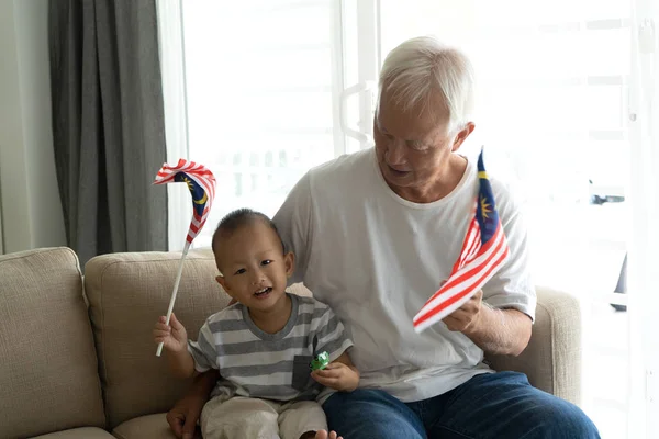 Abuelo Gradson Sosteniendo Bandera Malasia Durante Día Nacional — Foto de Stock