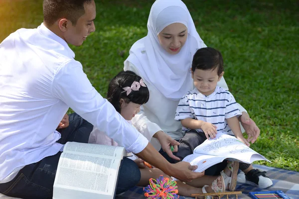 Malajski Rodzinne Czytanie Odkryty — Zdjęcie stockowe