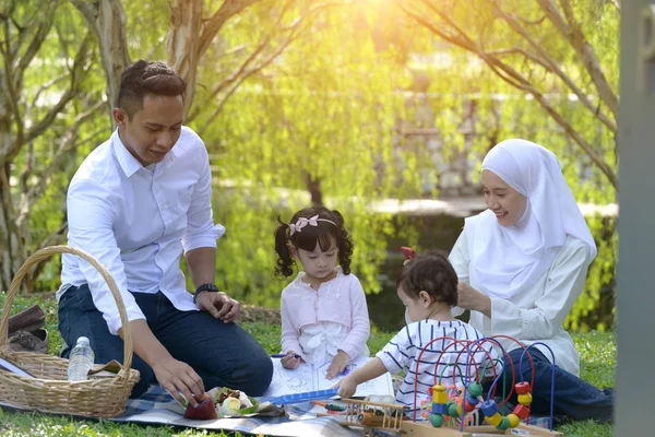 Famiglia Malese Musulmana Godendo Picnic Parco — Foto Stock