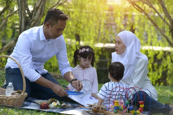 Família Malaia Muçulmana Desfrutando Piquenique Parque — Fotografia de Stock