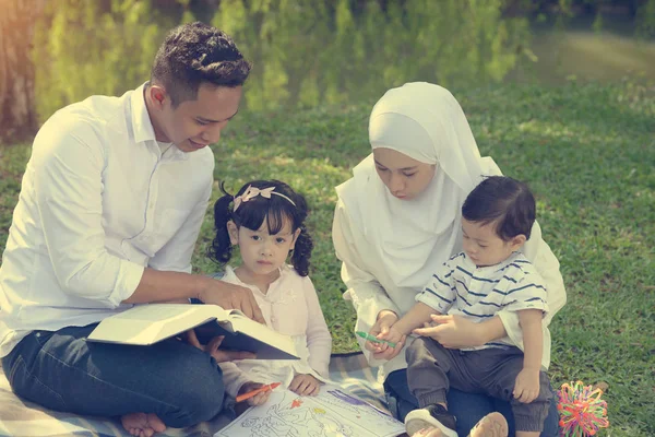 Malay Family Reading Outdoor — Stock Photo, Image