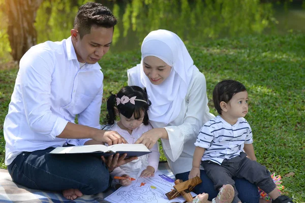 Malaio Família Leitura Livre — Fotografia de Stock