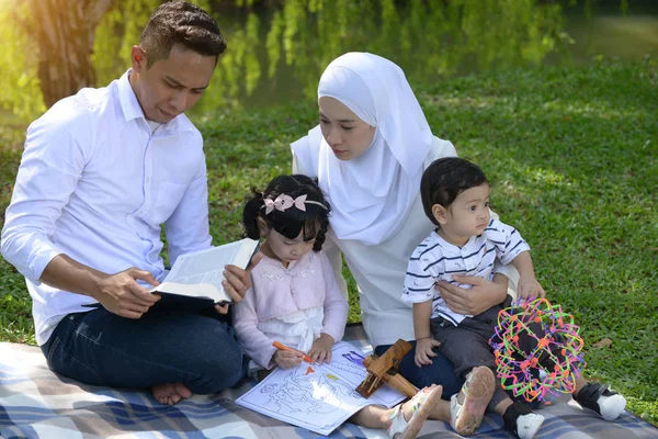 Malay Family Reading Outdoor — Stock Photo, Image