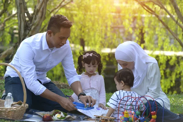 Famiglia Malese Musulmana Godendo Picnic Parco — Foto Stock