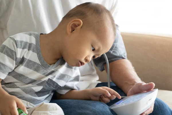 Asiatico Nonno Nipote Monitoraggio Pressione Sanguigna — Foto Stock