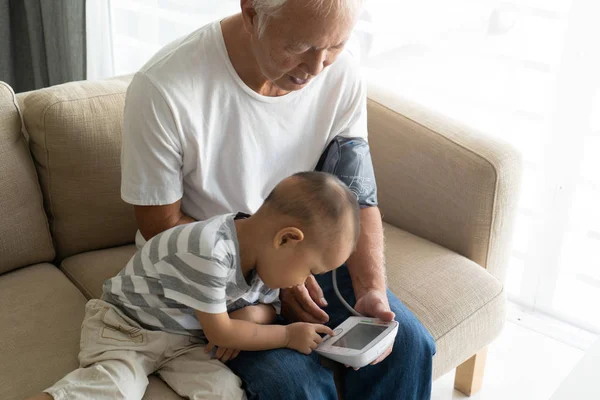 Asiatiska Morförälder Och Barnbarn Övervakning Blodtryck — Stockfoto
