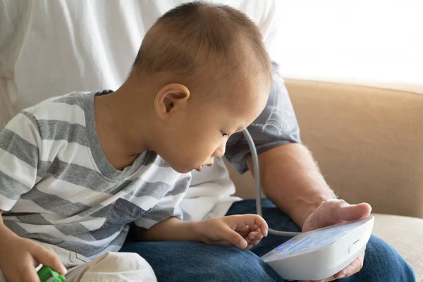 Asian Grandparent Grandson Monitoring Blood Pressure — Stock Photo, Image