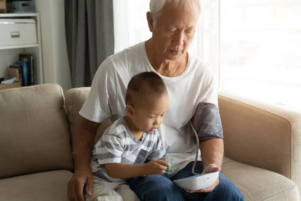 Asya Büyükbaba Veya Büyükanne Torunu Kan Basıncının Izlenmesi — Stok fotoğraf