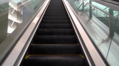 Alışveriş merkezinde hareketli yürüyen merdiven yakın çekim görüntüleri