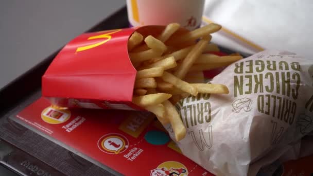 Närbild Bilder Mcdonald Chicken Burger Meny Bord — Stockvideo