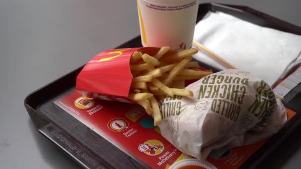 Imágenes Cerca Del Menú Hamburguesas Pollo Mcdonald Mesa — Vídeos de Stock