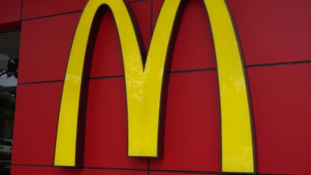 Kuala Lumpur Malezya Kas 2018 Pavyon Alışveriş Merkezinde Mcdonalds Logosu — Stok video