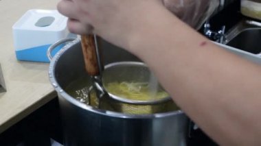 Geleneksel Çin Eriştesi hazırlanıyor Şef yakın çekim görüntüleri