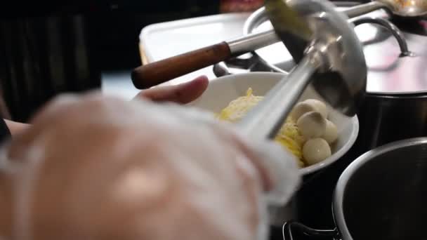 Plans Rapprochés Cuisiniers Préparant Des Nouilles Chinoises Traditionnelles — Video