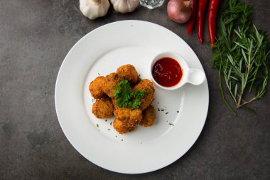 tabl üzerinde derin kızarmış köfte