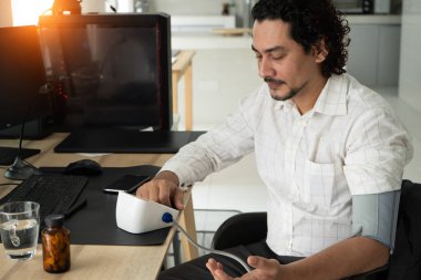 Pakistan iş adam kendini kan basıncı ofisi kontrol 