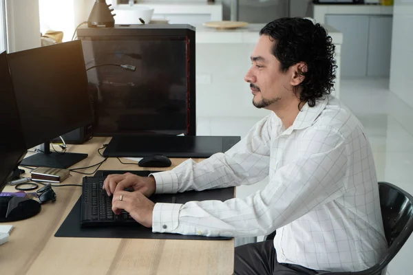 Lässiger Persischer Mann Der Von Hause Aus Arbeitet — Stockfoto