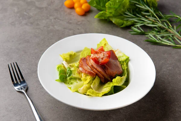 Salade Légumes Avec Salmo Fumé — Photo