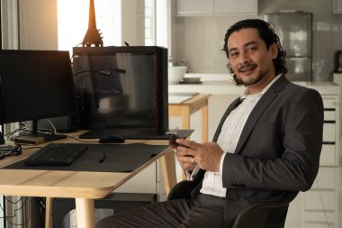 bir akıllı telefon ile Pakistan iş adamı