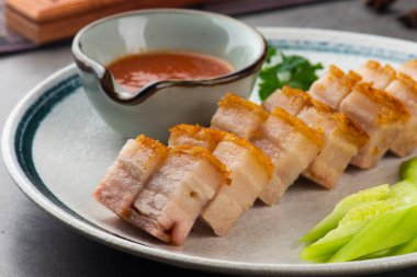 Siu Yuk veya gevrek kavrulmuş göbek domuz Çin styl