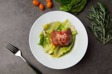 Füme salmo ile sebze salatası