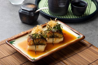 unagi yılan balığı ile Japon tofu