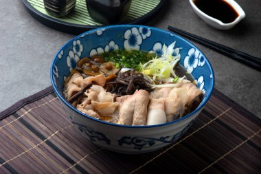domuz eti udon noodle ile deniz yosunu