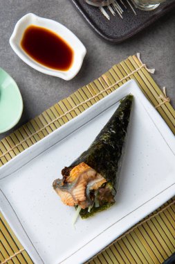 Yılan balığı ve pirinç ile temaki Unagi suşi